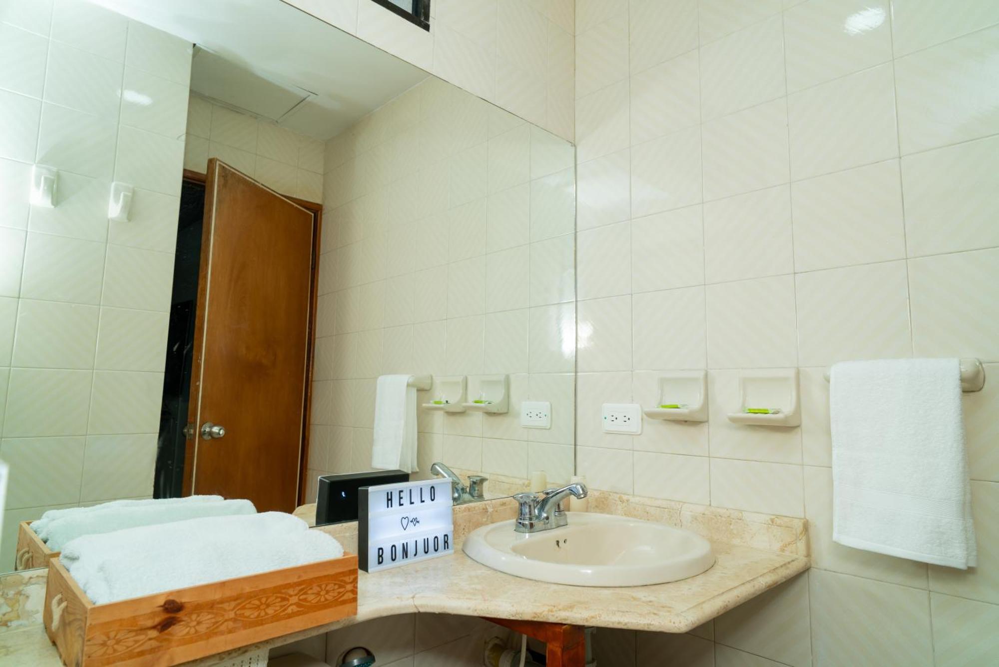 Homestay 3 A Cuadra De La Playa Y Bahia